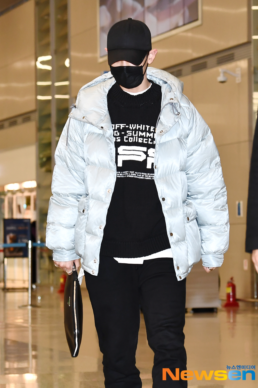 EXO (EXO) member Chanyeol (CHANYEOL) arrives at the Incheon International Airport in Unseo-dong, Jung-gu, Incheon, after completing an overseas schedule on the morning of January 24.exponential earthquake