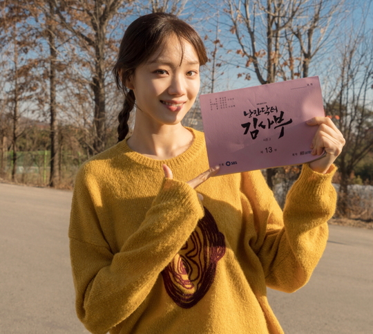 A warm-hearted Doldam Youths, including romantic doctor Kim Sabu 2 Lee Sung-kyung - Ahn Hyo-seop - Kim Min-jae - So Joo-yeon, delivered a romantic New Years greeting on January 1, 2020, on New Years Day.SBS monthly drama Romantic Doctor Kim Sabu 2 (playplayplay by Kang Eun-kyung/director Yoo In-sik Lee Gil-bok) is a real Doctor story set in a shabby stone wall hospital in the province.In connection with this, romantic doctor Kim Sabu 2 Lee Sung-kyung - Ahn Hyo-seop - Kim Min-jae - So Joo-yeon, who is working on filming in the middle of the year, delivered a New Years message with a lot of gratitude to viewers for the first day of the 2020 light year (child) lunar calendar.Lee Sung-kyung - Ahn Hyo-seop - Kim Min-jae - So Joo-yeon is showing a cheerful scene atmosphere by cherishing the script of Romantic Doctor Kim Sabu 2 in his hand and directing a unique charm-filled script authentication shot.First of all, Lee Sung-kyung, who is impressed by the growth of the surgery by overcoming the surgeries of surgery by taking charge of the role of the hard-working genius thoracic surgeon Fellow Cha Eun-jae, said, Hello, romantics!You can spend a lot of time with your loved ones during the New Years Day holiday, he said, expressing his lavish affection for the fans of Romantic Doctor Kim Sabu 2.In addition, Lee Sung-kyung added, I hope you will be full of romance with the romantic doctor Kim Sabu 2 in the New Year, adding that it added speciality to the New Year greetings that remind you of the value of romance.Ahn Hyo-seop, who is being reborn as a true doctor for people as a cynical and expressionless surgeon, Seo Woo-jin, laughed and laughed, It is Seo Woo-jin who keeps the Doldam Hospital even during the New Year holidays.I hope you have a lot of delicious things and a romantic year on New Years Day, and dont forget to be the main shooter of the romantic Doctor Kim Sabu 2.Happy New Year, he said, not forgetting to promote the seven episodes to be broadcast on the last day of the New Year holidays on January 27th.Kim Min-jae, who plays the role of Park Eun-tak, a nurse at Doldam Hospital, and a nurse at Doldam Hospital, who is responsible, just and heart-warming, and Yoon Ah-eum, a 4-year-old major in emergency medicine, gave off a cute and cute Doldam Emergency Room Chemie.The two men opened their doors together with a pleasant and youthful greeting, New Years Day of the year 2020 is approaching!So joo-yeon added, I would like you to have a lot of delicious food today and have a happy time with your family.In addition, Kim Min-jae said, We will keep Doldam Hospital on New Years Day. If you are sick or uncomfortable, please find us.Happy New Year! He said, raising expectations with a strong greeting from Doldam Hospitals Aid Doldams.bak-beauty