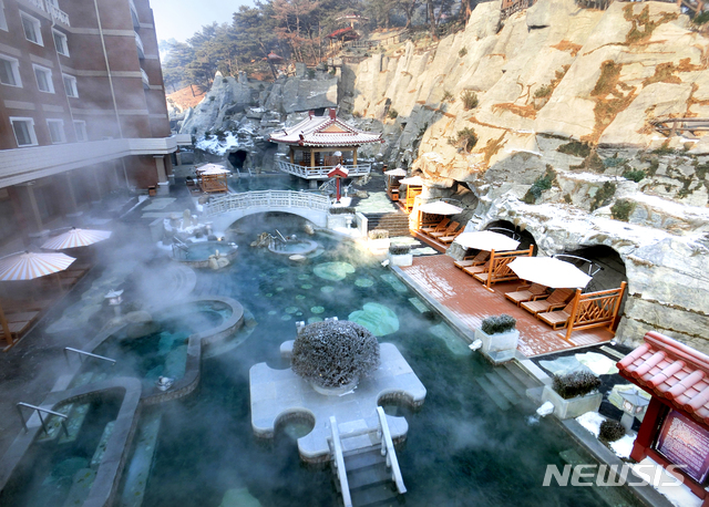 [서울=뉴시스] 지난 1월 10일 북한 평안남도 양덕군 양덕온천문화휴양지가 운영을 시작했다. 2018년 11월 건설을 시작해 지난달 완공된 양덕온천은 166만여㎡ 부지에 온천, 스키장, 승마공원 시설을 갖추고 있다. (사진=평화경제연구소 제공) 2020.01.24. photo@newsis.com
