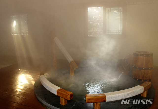 [서울=뉴시스] 지난 1월 10일 북한 평안남도 양덕군 양덕온천문화휴양지가 운영을 시작했다. 2018년 11월 건설을 시작해 지난달 완공된 양덕온천은 166만여㎡ 부지에 온천, 스키장, 승마공원 시설을 갖추고 있다. (사진=평화경제연구소 제공) 2020.01.24.photo@newsis.com