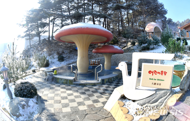 [서울=뉴시스] 지난 1월 10일 북한 평안남도 양덕군 양덕온천문화휴양지가 운영을 시작했다. 2018년 11월 건설을 시작해 지난달 완공된 양덕온천은 166만여㎡ 부지에 온천, 스키장, 승마공원 시설을 갖추고 있다. (사진=평화경제연구소 제공) 2020.01.24.photo@newsis.com