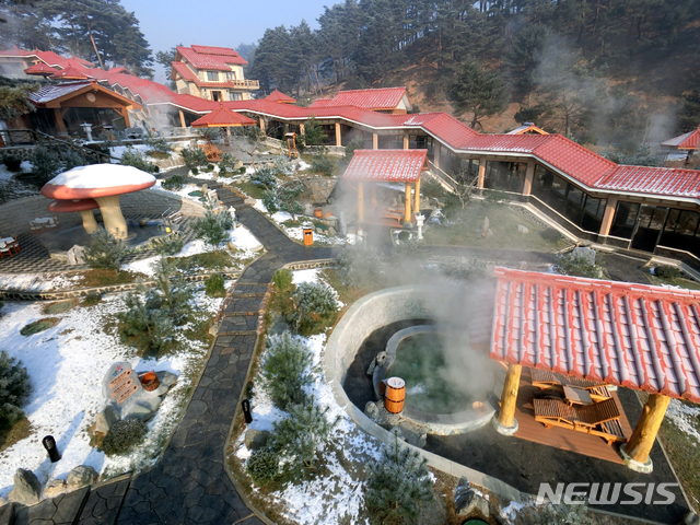 [서울=뉴시스] 지난 1월 10일 북한 평안남도 양덕군 양덕온천문화휴양지가 운영을 시작했다. 2018년 11월 건설을 시작해 지난달 완공된 양덕온천은 166만여㎡ 부지에 온천, 스키장, 승마공원 시설을 갖추고 있다. (사진=평화경제연구소 제공) 2020.01.24.photo@newsis.com
