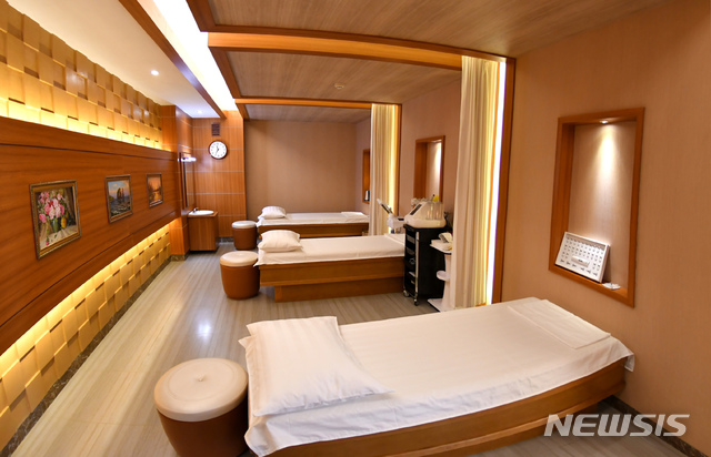 [서울=뉴시스] 지난 1월 10일 북한 평안남도 양덕군 양덕온천문화휴양지가 운영을 시작했다. 2018년 11월 건설을 시작해 지난달 완공된 양덕온천은 166만여㎡ 부지에 온천, 스키장, 승마공원 시설을 갖추고 있다. (사진=평화경제연구소 제공) 2020.01.24.photo@newsis.com