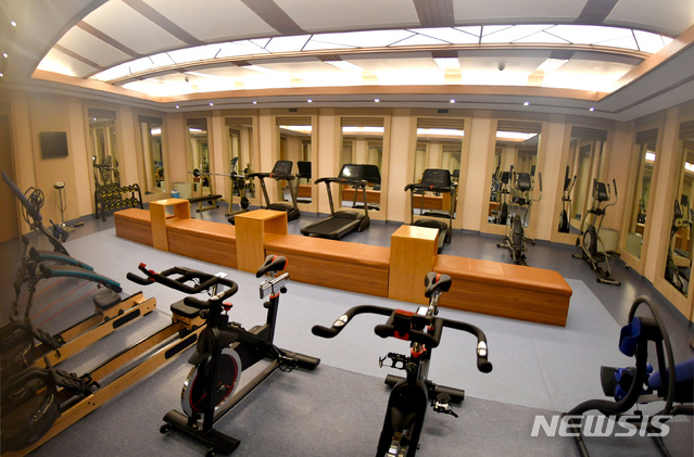 [서울=뉴시스] 지난 1월 10일 북한 평안남도 양덕군 양덕온천문화휴양지가 운영을 시작했다. 2018년 11월 건설을 시작해 지난달 완공된 양덕온천은 166만여㎡ 부지에 온천, 스키장, 승마공원 시설을 갖추고 있다. (사진=평화경제연구소 제공) 2020.01.24.photo@newsis.com