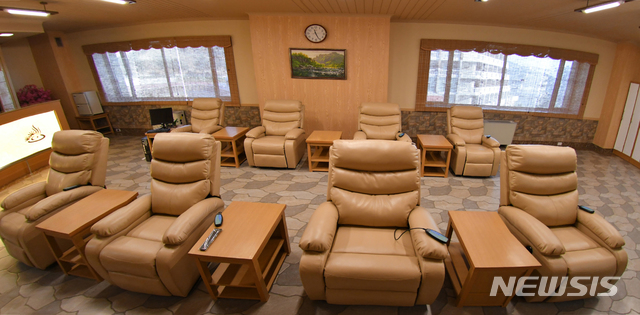 [서울=뉴시스] 지난 1월 10일 북한 평안남도 양덕군 양덕온천문화휴양지가 운영을 시작했다. 2018년 11월 건설을 시작해 지난달 완공된 양덕온천은 166만여㎡ 부지에 온천, 스키장, 승마공원 시설을 갖추고 있다. (사진=평화경제연구소 제공) 2020.01.24.photo@newsis.com