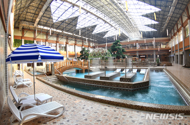 [서울=뉴시스] 지난 1월 10일 북한 평안남도 양덕군 양덕온천문화휴양지가 운영을 시작했다. 2018년 11월 건설을 시작해 지난달 완공된 양덕온천은 166만여㎡ 부지에 온천, 스키장, 승마공원 시설을 갖추고 있다. (사진=평화경제연구소 제공) 2020.01.24.photo@newsis.com