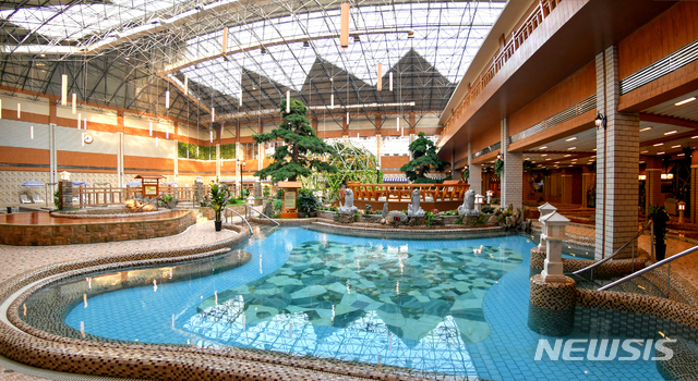 [서울=뉴시스] 지난 1월 10일 북한 평안남도 양덕군 양덕온천문화휴양지가 운영을 시작했다. 2018년 11월 건설을 시작해 지난달 완공된 양덕온천은 166만여㎡ 부지에 온천, 스키장, 승마공원 시설을 갖추고 있다. (사진=평화경제연구소 제공) 2020.01.24.photo@newsis.com
