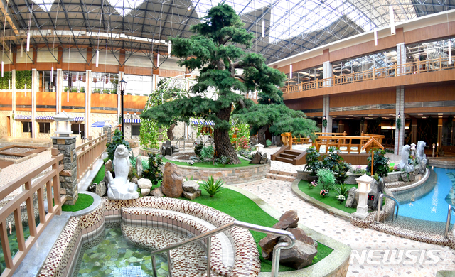 [서울=뉴시스] 지난 1월 10일 북한 평안남도 양덕군 양덕온천문화휴양지가 운영을 시작했다. 2018년 11월 건설을 시작해 지난달 완공된 양덕온천은 166만여㎡ 부지에 온천, 스키장, 승마공원 시설을 갖추고 있다. (사진=평화경제연구소 제공) 2020.01.24.photo@newsis.com