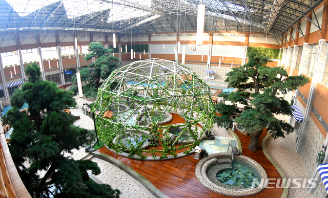 [서울=뉴시스] 지난 1월 10일 북한 평안남도 양덕군 양덕온천문화휴양지가 운영을 시작했다. 2018년 11월 건설을 시작해 지난달 완공된 양덕온천은 166만여㎡ 부지에 온천, 스키장, 승마공원 시설을 갖추고 있다. (사진=평화경제연구소 제공) 2020.01.24.photo@newsis.com