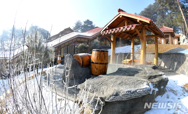 [서울=뉴시스] 지난 1월 10일 북한 평안남도 양덕군 양덕온천문화휴양지가 운영을 시작했다. 2018년 11월 건설을 시작해 지난달 완공된 양덕온천은 166만여㎡ 부지에 온천, 스키장, 승마공원 시설을 갖추고 있다. (사진=평화경제연구소 제공) 2020.01.24.photo@newsis.com