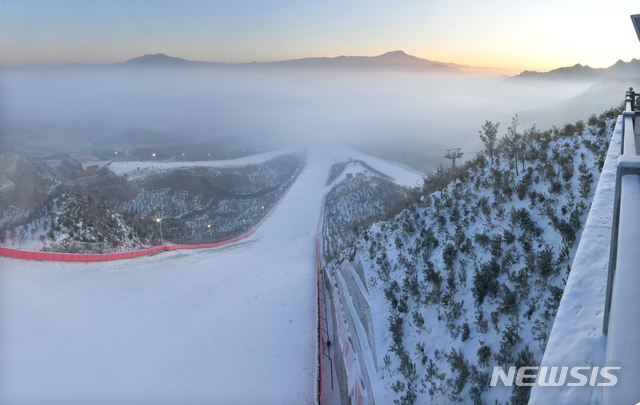[서울=뉴시스] 지난 1월 10일 북한 평안남도 양덕군 양덕온천문화휴양지가 운영을 시작했다. 2018년 11월 건설을 시작해 지난달 완공된 양덕온천은 166만여㎡ 부지에 온천, 스키장, 승마공원 시설을 갖추고 있다. (사진=평화경제연구소 제공) 2020.01.24.photo@newsis.com