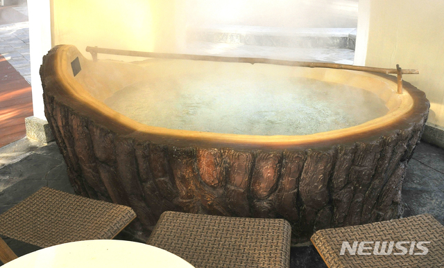 [서울=뉴시스] 지난 1월 10일 북한 평안남도 양덕군 양덕온천문화휴양지가 운영을 시작했다. 2018년 11월 건설을 시작해 지난달 완공된 양덕온천은 166만여㎡ 부지에 온천, 스키장, 승마공원 시설을 갖추고 있다. (사진=평화경제연구소 제공) 2020.01.24.photo@newsis.com