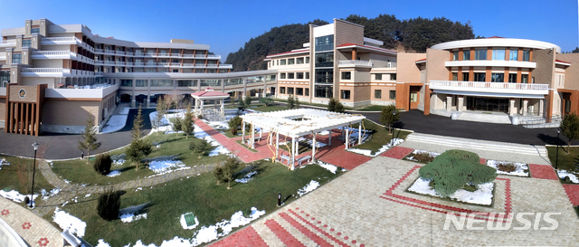 [서울=뉴시스] 지난 1월 10일 북한 평안남도 양덕군 양덕온천문화휴양지가 운영을 시작했다. 2018년 11월 건설을 시작해 지난달 완공된 양덕온천은 166만여㎡ 부지에 온천, 스키장, 승마공원 시설을 갖추고 있다. (사진=평화경제연구소 제공) 2020.01.24.photo@newsis.com