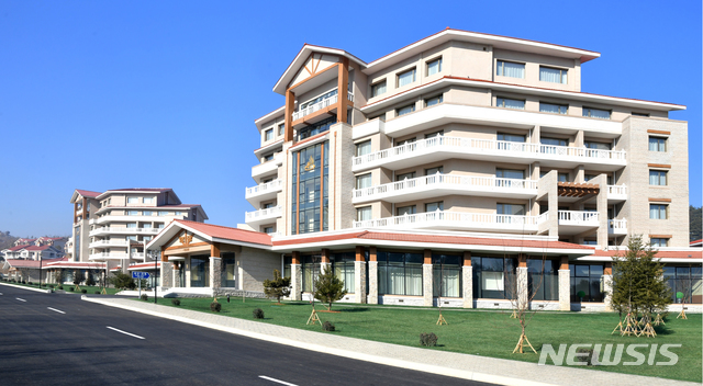 [서울=뉴시스] 지난 1월 10일 북한 평안남도 양덕군 양덕온천문화휴양지가 운영을 시작했다. 2018년 11월 건설을 시작해 지난달 완공된 양덕온천은 166만여㎡ 부지에 온천, 스키장, 승마공원 시설을 갖추고 있다. (사진=평화경제연구소 제공) 2020.01.24.photo@newsis.com