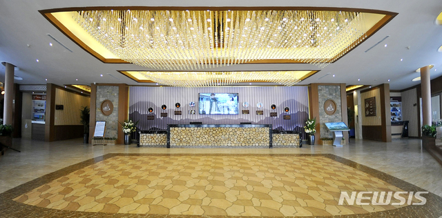 [서울=뉴시스] 지난 1월 10일 북한 평안남도 양덕군 양덕온천문화휴양지가 운영을 시작했다. 2018년 11월 건설을 시작해 지난달 완공된 양덕온천은 166만여㎡ 부지에 온천, 스키장, 승마공원 시설을 갖추고 있다. (사진=평화경제연구소 제공) 2020.01.24.photo@newsis.com