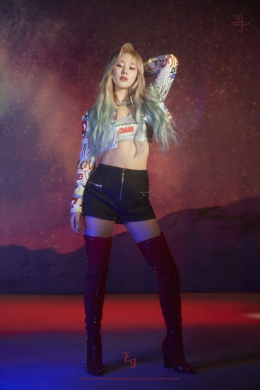 All of the comeback concept photos, which show the fascination atmosphere of the members of the girl group Everglow (EVERGLOW), were released.Everglow (Why, Kim Sihyeon, Amia Moretti, Oncoming, Asha, Like this) uploaded a personal concept photo of her first mini-album Remy LaCroix Nyscens, Amia Moretti, Asha, and Kim Sihyeon through her official SNS account at 0:00 on the 24th.Like the concept photo of the day, the reason why it was opened first, this is the same, and the image that was released on this day attracts attention with the images of Amia Moretti, Asha and Kim Sihyeon, which are emitting colorful and colorful charms.Amia Moretti, who boasts a hip charm with a free-spirited and confident pose, Asha, who emits an elegant yet fascinational aura, and Kim Sihyeon, who boasts a more watery pure visual, are stealing the minds of each of the three members.Everglow has completed the release of all six members personal concept photos following the group concept photo.Fans are expecting more of Everglows move, which foresaw a more colorful and intense concept.After that, we plan to open up mini album related contents such as track list, music highlight medley, music video teaser video sequentially and to heighten the comeback atmosphere more and more.Everglows first mini-album Remy LaCroix Nice will be released on February 3 at 6 pm on various online music sites.upper-level entertainment offer