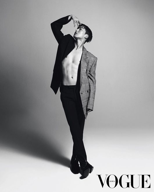 Actor Jang Ki-yong flaunted a distinct yet solid chocolate abdominal muscle.On the afternoon of the 24th, Jang Ki-yong posted two photos of the upper body exposed to personal SNS.In the photo, Jang Ki-yong is wearing nothing in black and gray Jacket. The muscular body and superior glamorousness between Jacket stand out.In particular, Jang Ki-yong showed off his appearance as a model, reminiscent of a runway with his unique pose and expression.The fans are raising their thumbs in the Jang Ki-yong photo, leaving comments such as cool, too sexy, good luck on New Years Day and pictorial director.On the other hand, Jang Ki-yong is considering appearing on KBS 2TV Bone Again.jang Ki-yong SNS