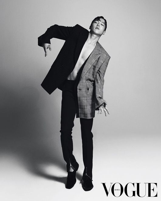 Actor Jang Ki-yong flaunted a distinct yet solid chocolate abdominal muscle.On the afternoon of the 24th, Jang Ki-yong posted two photos of the upper body exposed to personal SNS.In the photo, Jang Ki-yong is wearing nothing in black and gray Jacket. The muscular body and superior glamorousness between Jacket stand out.In particular, Jang Ki-yong showed off his appearance as a model, reminiscent of a runway with his unique pose and expression.The fans are raising their thumbs in the Jang Ki-yong photo, leaving comments such as cool, too sexy, good luck on New Years Day and pictorial director.On the other hand, Jang Ki-yong is considering appearing on KBS 2TV Bone Again.jang Ki-yong SNS