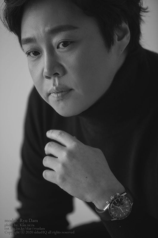 Actor Ryu Dam has unveiled a new picture.Ryu Dam showed off his black and white pictorials through 24 Days sidusHQ planning pictorial sid_US, and showed his dandy charm.Ryu Dam in the public picture captures the sight of the viewer with a comfortable yet atmosphere and pose. Emotional eyes seem to be talking about something.Ryu Dam surprised everyone by releasing a 40kg weight-loss profile photo in March last year.Ryu Dam boasted a slim figure that I thought was right, and the impression that it was softer than before caught my eye.Ryu Dam, who started his Actor activity in earnest after losing 40kg from 120kg with steady effort.sidus hQ