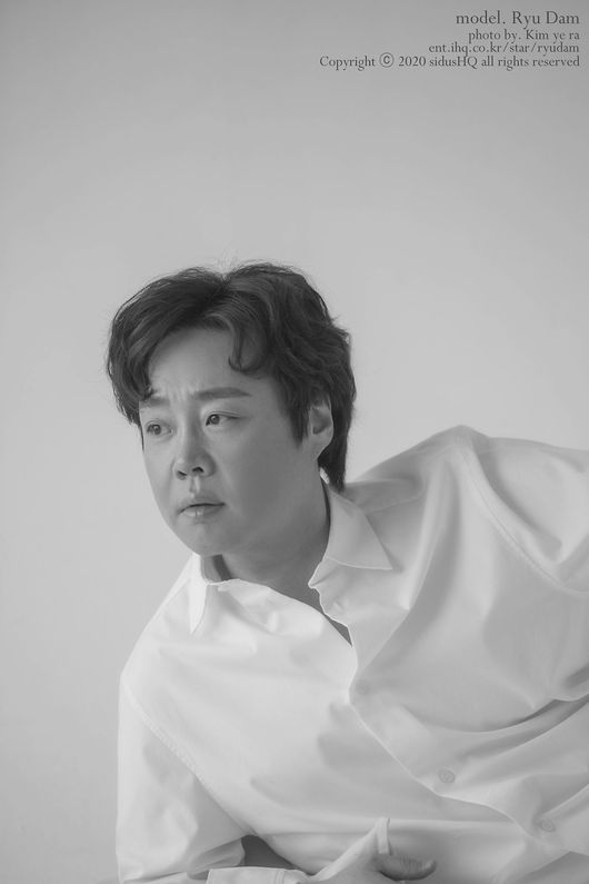 Actor Ryu Dam has unveiled a new picture.Ryu Dam showed off his black and white pictorials through 24 Days sidusHQ planning pictorial sid_US, and showed his dandy charm.Ryu Dam in the public picture captures the sight of the viewer with a comfortable yet atmosphere and pose. Emotional eyes seem to be talking about something.Ryu Dam surprised everyone by releasing a 40kg weight-loss profile photo in March last year.Ryu Dam boasted a slim figure that I thought was right, and the impression that it was softer than before caught my eye.Ryu Dam, who started his Actor activity in earnest after losing 40kg from 120kg with steady effort.sidus hQ