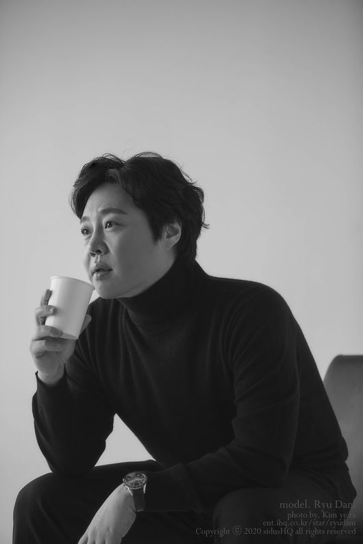 Actor Ryu Dam has unveiled a new picture.Ryu Dam showed off his black and white pictorials through 24 Days sidusHQ planning pictorial sid_US, and showed his dandy charm.Ryu Dam in the public picture captures the sight of the viewer with a comfortable yet atmosphere and pose. Emotional eyes seem to be talking about something.Ryu Dam surprised everyone by releasing a 40kg weight-loss profile photo in March last year.Ryu Dam boasted a slim figure that I thought was right, and the impression that it was softer than before caught my eye.Ryu Dam, who started his Actor activity in earnest after losing 40kg from 120kg with steady effort.sidus hQ