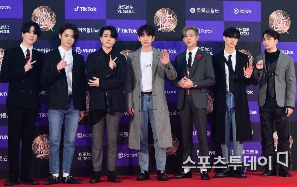 The nations biggest holiday, New Years Day, is approaching. This years New Year includes Saturday and Sunday weekends, but with alternative holidays, up to four days of holidays are followed.During the Lunar New Year holidays, the nations leading idols asked in advance how they planned to spend: What are you doing on EXO, BTS, GOT7, Red Velvet, TWICE, Lunar New Year?EXO, Suho Chanyeol Sehuns Four Days ModeLast year EXO (Suho, Chanyeol, KaiEXO D.O., Baekhyun, Sehun, Xiumin, Chen, Lay) was Xiumin in May, and EXO D.O in July.After enlistment, he showed off his robustness by releasing his regular 6th album, OBSESSION, and met fans by holding a concert until the last day of 2019.This New Year holidays, EXO concentrates on its personal activities; first Suho continues its Ten Days by standing on the musical stage for three of the four days.In the 17th century England, where discrimination was extreme based on Victor Hugos novel, Suho is in the lead role of Gwynflen in the musical Laughing Man, which criticizes the situation of justice and humanity following the journey of Gwynflen with a pure heart and Lights about the value of human dignity and equality.Suho will be on stage on the 24th, 26th and 27th, except for the 25th day of the New Year.EXO-SC (Chanyeol Sehun), the second unit and first duo unit of EXO, will prepare for a fan meeting in Japan on the 28th and 29th.The two plan to have a fan meeting preparation and rehearsal at Japan on the 27th, the last day of the holiday season.World Star BTS, Ami WaitsBTS (RM, Sugar, Jean, Jhop, Jimin, Vu, and Political State), which heralded the release of their fourth full-length album, Map of the Soul: 7 (MAP OF THE SOUL: 7), on February 21, is set to prepare for a major comeback on a world-stage basis.BTS, which showed off its global firepower with its premiere song Black Swan on the 17th prior to its comeback, is currently staying at United States of America.In particular, on the 28th, the day after the holiday, the United States of America CBS The Late Late Show with James Corden will appear on the stage of Black Swan for the first time, so BTS is expected to concentrate on preparing for performance.GOT7, sweet breaks welcomed during tourGOT7 (JB, Mark, Jackson, Jinyoung, Gifted, Snake Snake, Yugum), which has been conducting the World Tour GOT7 2019 World Tour Kip Spinning (GOT7 2019 WORLD TOUR KEEP SPINNING) since June last year, will be followed by tours in North and South America and Europe on February 15 and 16, followed by Bangkok, Singapore, Macau, Kuala Lumpur, Taipei and other performances in Asia.The busy GOT7 is planning to take a break for the New Year holidays.An agency official said, GOT7 will rest and schedule personal schedule.Red Velvet, who worked hard, restRed Velvet, who gained popular acclaim for sweeping the charts with the repackaged album The Reve Festival finale (The Reve Festival Finale) title track Psycho, was the second Japan tour Red Velvet Arena Tour in Japan - La Rouge from 11th to 23rd. Rena Tour in JAPAN - La Rouge)Red Velvet, who was on the schedule and toured until the day before the holiday, GOT7 a honey-like vacation for the New Year.According to his agency, Red Velvet arrives on Monday and takes a break during the holiday season.Ttungy TWICE is with familyTWICE (Nayeon, Jung Yeon, Momo, Sana, Ji Hyo, Mina, Dahyeon, Chae Young and Tsuwi) has been conducting the World Tour TWICE World Tour 2019 TWICE Ritz (TWICE WORLD TOUR 2019 TWICEIGHTS) since May last year.Especially on March 3 and 4, Japan Tokyo Dome announced the news of the additional performance.TWICE, which has been busy for a busy year, plans to recharge it with a rest during the New Year holidays.An agency official said, TWICE will spend the New Year holidays with family members.