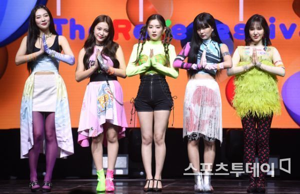 The nations biggest holiday, New Years Day, is approaching. This years New Year includes Saturday and Sunday weekends, but with alternative holidays, up to four days of holidays are followed.During the Lunar New Year holidays, the nations leading idols asked in advance how they planned to spend: What are you doing on EXO, BTS, GOT7, Red Velvet, TWICE, Lunar New Year?EXO, Suho Chanyeol Sehuns Four Days ModeLast year EXO (Suho, Chanyeol, KaiEXO D.O., Baekhyun, Sehun, Xiumin, Chen, Lay) was Xiumin in May, and EXO D.O in July.After enlistment, he showed off his robustness by releasing his regular 6th album, OBSESSION, and met fans by holding a concert until the last day of 2019.This New Year holidays, EXO concentrates on its personal activities; first Suho continues its Ten Days by standing on the musical stage for three of the four days.In the 17th century England, where discrimination was extreme based on Victor Hugos novel, Suho is in the lead role of Gwynflen in the musical Laughing Man, which criticizes the situation of justice and humanity following the journey of Gwynflen with a pure heart and Lights about the value of human dignity and equality.Suho will be on stage on the 24th, 26th and 27th, except for the 25th day of the New Year.EXO-SC (Chanyeol Sehun), the second unit and first duo unit of EXO, will prepare for a fan meeting in Japan on the 28th and 29th.The two plan to have a fan meeting preparation and rehearsal at Japan on the 27th, the last day of the holiday season.World Star BTS, Ami WaitsBTS (RM, Sugar, Jean, Jhop, Jimin, Vu, and Political State), which heralded the release of their fourth full-length album, Map of the Soul: 7 (MAP OF THE SOUL: 7), on February 21, is set to prepare for a major comeback on a world-stage basis.BTS, which showed off its global firepower with its premiere song Black Swan on the 17th prior to its comeback, is currently staying at United States of America.In particular, on the 28th, the day after the holiday, the United States of America CBS The Late Late Show with James Corden will appear on the stage of Black Swan for the first time, so BTS is expected to concentrate on preparing for performance.GOT7, sweet breaks welcomed during tourGOT7 (JB, Mark, Jackson, Jinyoung, Gifted, Snake Snake, Yugum), which has been conducting the World Tour GOT7 2019 World Tour Kip Spinning (GOT7 2019 WORLD TOUR KEEP SPINNING) since June last year, will be followed by tours in North and South America and Europe on February 15 and 16, followed by Bangkok, Singapore, Macau, Kuala Lumpur, Taipei and other performances in Asia.The busy GOT7 is planning to take a break for the New Year holidays.An agency official said, GOT7 will rest and schedule personal schedule.Red Velvet, who worked hard, restRed Velvet, who gained popular acclaim for sweeping the charts with the repackaged album The Reve Festival finale (The Reve Festival Finale) title track Psycho, was the second Japan tour Red Velvet Arena Tour in Japan - La Rouge from 11th to 23rd. Rena Tour in JAPAN - La Rouge)Red Velvet, who was on the schedule and toured until the day before the holiday, GOT7 a honey-like vacation for the New Year.According to his agency, Red Velvet arrives on Monday and takes a break during the holiday season.Ttungy TWICE is with familyTWICE (Nayeon, Jung Yeon, Momo, Sana, Ji Hyo, Mina, Dahyeon, Chae Young and Tsuwi) has been conducting the World Tour TWICE World Tour 2019 TWICE Ritz (TWICE WORLD TOUR 2019 TWICEIGHTS) since May last year.Especially on March 3 and 4, Japan Tokyo Dome announced the news of the additional performance.TWICE, which has been busy for a busy year, plans to recharge it with a rest during the New Year holidays.An agency official said, TWICE will spend the New Year holidays with family members.