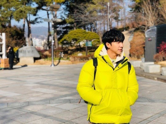 Actor Lee Seung-gi delivered a warm greeting.Lee Seung-gi posted a picture on his instagram on the 24th with an article entitled Everyone have a pleasant and warm snow.Lee Seung-gi in the public photo is staring somewhere in yellow padding.Lee Seung-gi, who shows Hwasa beautiful looks even though it is a chilly winter, captures Eye-catching.Meanwhile, Lee Seung-gi is appearing on the TVN entertainment program Friday night - Experience Life Factory.Photo: Lee Seung-gi SNS