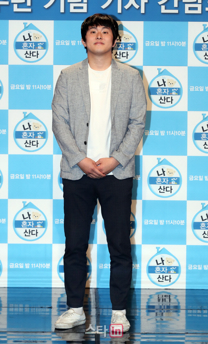 ‘패션왕’, ‘복학왕’ 등 유명 웹툰 작가인 기안84가 최근 서울 송파구 소재의 건물을 46억원에 매입했다는 소식이 알려지면서 웹툰작가의 수입규모에 대한 세간의 궁금증이 커졌다. (사진=이데일리 DB)