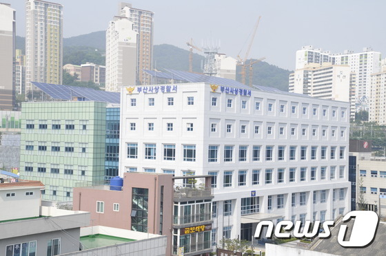 (부산=뉴스1) 박채오 기자 = 부산에서 음주상태로 운전을 한 것으로 추정되는 30대 남성이 난폭운전을 하다 경찰에 붙잡혔다.  사진은 부산 사상경찰서 전경. © News1 DB