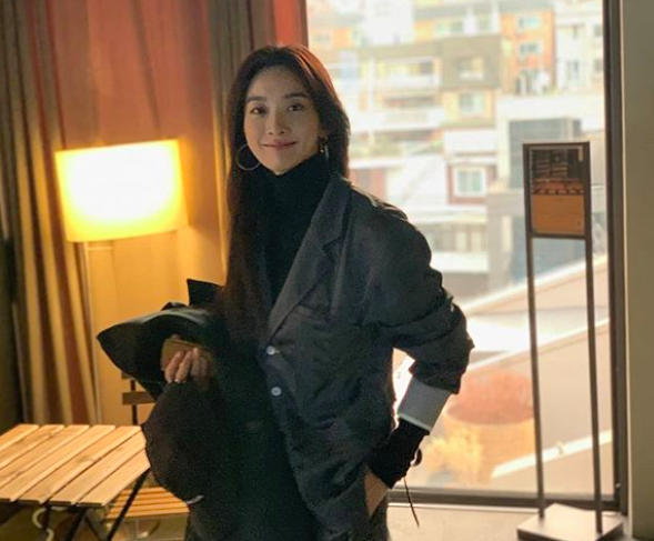 Actor Lee Chung-ah greeted fans with New Year greetings for the 2020 New Year holidays.Lee Chung-ah wrote on his SNS on the afternoon of the 24th, I have a costume, so I will go to slice rice cake now. Happy 2020 New Year holidays.If you look at the photos you have released together, you can get a glimpse of Lee Chung-ahs everyday fashion that is not decorated.The fans commented, Lets have a good New Year holiday, Happy New Year, and Please fill up the good things in 2020.Meanwhile, Lee Chung-ah met the audience through Replay, Spring (director Jung Yong-joo), which was released last year.Lee Chung-ah SNS