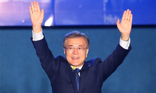 지난 2017년 5월9일 문재인 당시 19대 대통령 당선인이 서울 세종로 공원에서 환호하는 시민들을 향해 인사하고 있다. 연합뉴스