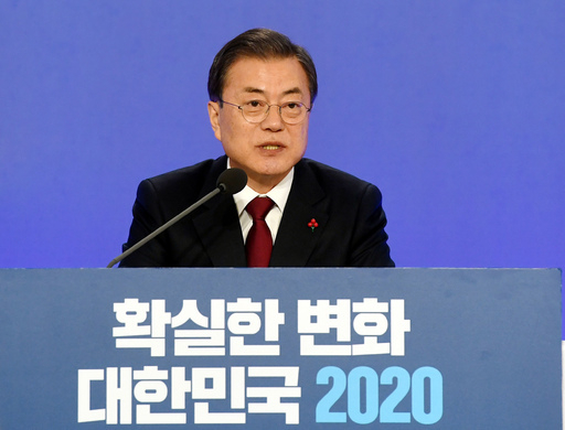 문재인 대통령이 지난 14일 청와대 영빈관에서 열린 신년 기자회견에서 기자들의 질문에 답하고 있다. 청와대 사진기자단