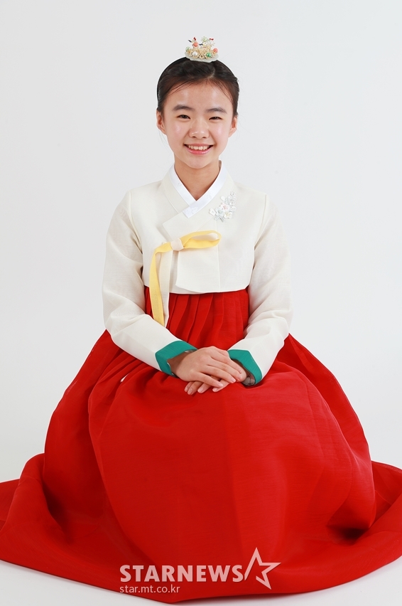 Child actor Kim Si-a (12) greeted the New Year with a happy greeting.Kim Si-a, who made her debut with the film Mitsubac in 2018, is a screen star who starred in Yoon Ga-euns My House last year.Kim Si-a starred in the movie Paektu Mountain, which was released at the end of last year, as Soon Ok, the daughter of Lee Byung-hun.Kim Si-a did not have an ambassador for his short appearance, but he made a strong impression by showing memorable eye-acting.Kim Si-a also appeared in Closette, which is scheduled to open in February following Paektu Mountain, and continues his Acting action this year.Kim Si-a is likely to show off his new look once again by playing a mysterious character wrapped in a veil in Closette.Kim Si-a, a 2008 rat, gave a speech to the reader, saying, Kim Si-a, who is in the sixth grade of elementary school this year, expressed her thoughts on Acting with her cute appearance and broken words.Kim Si-a starred in her debut film Mitsubac.When asked if he had any pressure on him for starring in the screen since his first act, Kim Si-a said, I was just trying hard because I was grateful for the opportunity.Kim Si-a, who recently appeared in the Paektu Mountain, said, I was a little sad because I was edited, but I cried while watching the movie. I do not think I could not act.Kim Si-a also spoke about her breathing with Lee Byung-hun. Lee Byung-hun The Uncle was a great actor, so I was nervous at first.I didnt mean to say it, I had to express it in my eyes.Lee Byung-hun The Uncle gave me confidence in praise, and even if you were so good at Acting in front of me, I was immersed. After his debut, Kim Si-a, who has been working with actors such as Han Ji-min, Lee Byung-hun, and Ha Jung-woo, said he was happy to be able to act with his seniors.When I was playing with such wonderful actors, I was worried about what if I made a mistake here.However, when I was together, I had too much to learn and my personality was so good that I liked to act together.Han Ji-min Sister is still in touch with me sometimes, and Ive also introduced her to the New Year. Han Ji-min Sister is my role model.Happy New Year, and in 2020, you are 20 times happier and more pleasant. 