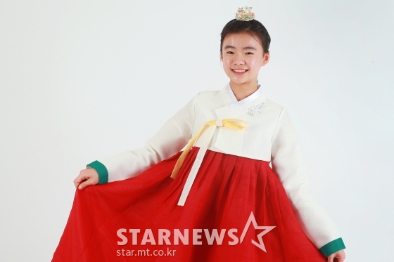 Child actor Kim Si-a (12) greeted the New Year with a happy greeting.Kim Si-a, who made her debut with the film Mitsubac in 2018, is a screen star who starred in Yoon Ga-euns My House last year.Kim Si-a starred in the movie Paektu Mountain, which was released at the end of last year, as Soon Ok, the daughter of Lee Byung-hun.Kim Si-a did not have an ambassador for his short appearance, but he made a strong impression by showing memorable eye-acting.Kim Si-a also appeared in Closette, which is scheduled to open in February following Paektu Mountain, and continues his Acting action this year.Kim Si-a is likely to show off his new look once again by playing a mysterious character wrapped in a veil in Closette.Kim Si-a, a 2008 rat, gave a speech to the reader, saying, Kim Si-a, who is in the sixth grade of elementary school this year, expressed her thoughts on Acting with her cute appearance and broken words.Kim Si-a starred in her debut film Mitsubac.When asked if he had any pressure on him for starring in the screen since his first act, Kim Si-a said, I was just trying hard because I was grateful for the opportunity.Kim Si-a, who recently appeared in the Paektu Mountain, said, I was a little sad because I was edited, but I cried while watching the movie. I do not think I could not act.Kim Si-a also spoke about her breathing with Lee Byung-hun. Lee Byung-hun The Uncle was a great actor, so I was nervous at first.I didnt mean to say it, I had to express it in my eyes.Lee Byung-hun The Uncle gave me confidence in praise, and even if you were so good at Acting in front of me, I was immersed. After his debut, Kim Si-a, who has been working with actors such as Han Ji-min, Lee Byung-hun, and Ha Jung-woo, said he was happy to be able to act with his seniors.When I was playing with such wonderful actors, I was worried about what if I made a mistake here.However, when I was together, I had too much to learn and my personality was so good that I liked to act together.Han Ji-min Sister is still in touch with me sometimes, and Ive also introduced her to the New Year. Han Ji-min Sister is my role model.Happy New Year, and in 2020, you are 20 times happier and more pleasant. 