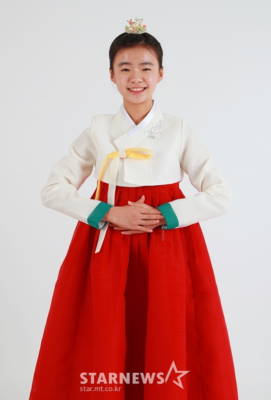 Child actor Kim Si-a (12) greeted the New Year with a happy greeting.Kim Si-a, who made her debut with the film Mitsubac in 2018, is a screen star who starred in Yoon Ga-euns My House last year.Kim Si-a starred in the movie Paektu Mountain, which was released at the end of last year, as Soon Ok, the daughter of Lee Byung-hun.Kim Si-a did not have an ambassador for his short appearance, but he made a strong impression by showing memorable eye-acting.Kim Si-a also appeared in Closette, which is scheduled to open in February following Paektu Mountain, and continues his Acting action this year.Kim Si-a is likely to show off his new look once again by playing a mysterious character wrapped in a veil in Closette.Kim Si-a, a 2008 rat, gave a speech to the reader, saying, Kim Si-a, who is in the sixth grade of elementary school this year, expressed her thoughts on Acting with her cute appearance and broken words.Kim Si-a starred in her debut film Mitsubac.When asked if he had any pressure on him for starring in the screen since his first act, Kim Si-a said, I was just trying hard because I was grateful for the opportunity.Kim Si-a, who recently appeared in the Paektu Mountain, said, I was a little sad because I was edited, but I cried while watching the movie. I do not think I could not act.Kim Si-a also spoke about her breathing with Lee Byung-hun. Lee Byung-hun The Uncle was a great actor, so I was nervous at first.I didnt mean to say it, I had to express it in my eyes.Lee Byung-hun The Uncle gave me confidence in praise, and even if you were so good at Acting in front of me, I was immersed. After his debut, Kim Si-a, who has been working with actors such as Han Ji-min, Lee Byung-hun, and Ha Jung-woo, said he was happy to be able to act with his seniors.When I was playing with such wonderful actors, I was worried about what if I made a mistake here.However, when I was together, I had too much to learn and my personality was so good that I liked to act together.Han Ji-min Sister is still in touch with me sometimes, and Ive also introduced her to the New Year. Han Ji-min Sister is my role model.Happy New Year, and in 2020, you are 20 times happier and more pleasant. 