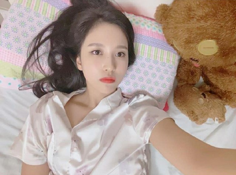 Mina posted several photos on the official Instagram of TWICE on the 25th, along with Happy New Year ~. Mina in the open photo is staring at the camera with a smile.It is a Mina that conveyed the current situation on New Years Day, so it is nice to add.Mina is taking a break, but will participate in the commemoration event of And TWICE which will be held on February 1 and 2 at Japan Tokyo Big Site.