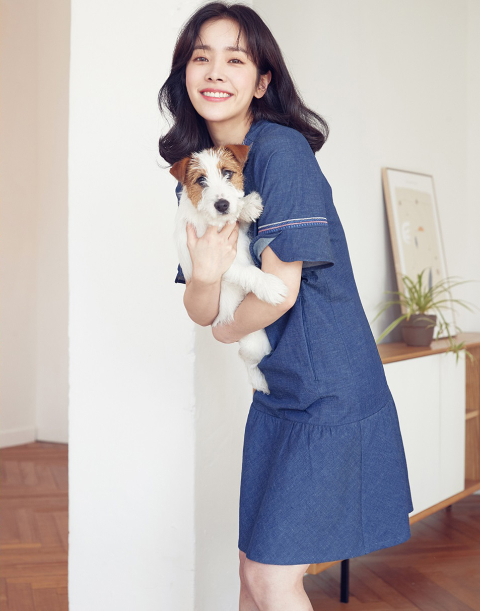 Han Ji-min, a fashion pictorial that showed off her green bean curd...Loveable. Actor Han Ji-min showed off his neat charm in the fashion picture.Olivia to back, a womens casual brand developed by the fashion group, revealed that she chose Han Ji-min as her new exclusive model and released a fashion picture with Han Ji-min.Han Ji-min in the public picture wore a gorgeous dress with a lovely stitch decoration and posed with a cute Jack Russell terrier puppy.In another pictorial, Han Ji-min completed a style that fits well in the coming spring, spanning a lovely pattern shirt, slim pants and a bright yellow jacket.Olivia to back, which selected Han Ji-min as Model, will strengthen the lovely and energetic brand image pursued by the brand, and will promote the contemporary sensibility of the brand and the youthful style.I will captivate young and energetic women through various strategies such as style proposal, sponsorship, and product development, said Olivia to back official. Han Ji-mins lovely and happy appearance in this picture will give many women excitement and expectation.