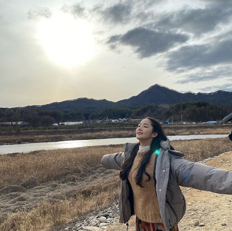 Actor Park Min-young reveals recent situation of Set holidaysPark Min-young posted a picture of himself on his personal SNS on January 26.Park Min-young is facing a knife with his arms open in the background of a village in Gangwon Province, South Korea.Park Min-young, along with the photo, said, I have been flying to the rice cake soup and the transition Gangwon Province and South Korea Carl Wind for two days.Park Su-in