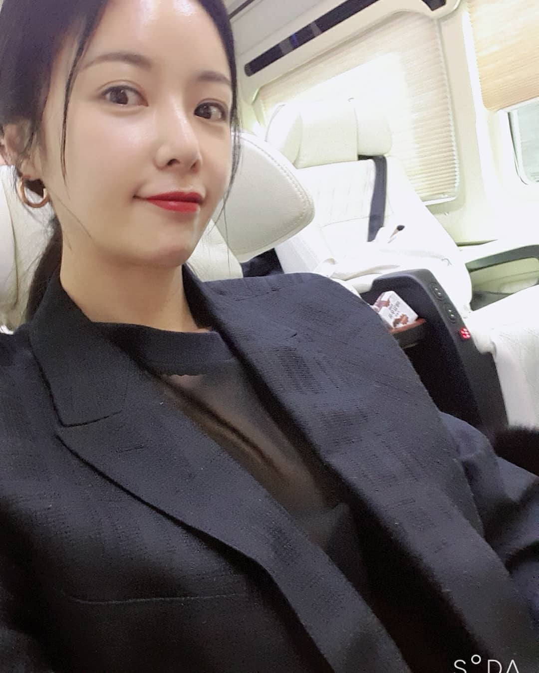 Actor Hwang Jung-eum greeted his fans with a New Years greeting.Hwang Jung-eum posted a picture and a picture on his 26th day through his instagram  saying, Happy New Year.The photo shows Hwang Jung-eum posing in the vehicle, and the Beautiful looks draws attention during Hwang Jung-eum, with a black jacket and red lips contrasting.On the other hand, Hwang Jung-eum is about to come back to JTBC Ssangpo Car.Photo = Hwang Jung-eum Instagram  