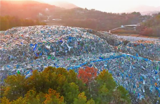 경북 의성군 단밀면 생송2리에 만들어진 이른바 '의성 쓰레기산' 전경. [사진 대구지검 의성지청]