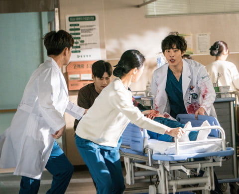 SBS Moonhwa Drama Romantic Doctor Kim Sabu 2 is a real Doctor story that takes place in the background of a poor stone wall hospital in the province.Lee Sung-kyung and Ahn Hyo-seop are playing Hot Summer Days in the role of Romantic Doctor Kim Sabu 2 as a fellow of the hard-working genius thoracic surgeon, Cha Eun-jae, and a cynical and expressionless livelihood writing surgical fellow Seo Jin.In the last six episodes, Cha Eun-jae (Lee Sung-kyung) was shocked by the appearance of Seo Woo Jin (Ahn Hyo-seop) who ran to Cha Eun-jae while he was injured in an injustice and fell down with a wound on his neck.Cha Eun-jae protested to her husband after witnessing a foreign mother who came to the emergency room with her child being assaulted by her husband, but she was threatened by her husband.At the same time that the red blood flowed down the neck of the tea, the tension was blown up by the unconsciousness.Above all, the urgent appearance of Ahn Hyo-seop, which moves the injured Lee Sung-kyung to the emergency room, is captured and focused.A scene where Seo Woo Jin takes the bleeding tea in the play to the emergency room hybrid room by laying on the bed.Seo Woo Jin desperately performs first aid to Cha Eun-jae, who is still in shock with his blank eyes.Amid the surprise medical staff at Doldam Hospitals emergency room rushing to surround Cha Eun-jae, questions are rising about what will happen to Cha Eun-jae, who has hit Zettai Zetsumei Danger, and whether Seo Woo Jin will be able to save Cha Eun-jae in an emergency.Lee Sung-kyung and Ahn Hyo-seops Zettai Zetsumei first aid treatment scene was filmed on the Yongin set in Gyeonggi Province in December.As the Acting Agreement with the two people as well as other actors was the most important scene, the two people prepared to shoot in detail from rehearsal to minor parts.The two men, who were ready to shoot in a state of extreme tension to the production crew, immediately saved the tension of the urgent minute as soon as they started shooting, and even the people who watched it were breathtaking.In particular, the two expressed the complex psychological state of Seo Woo Jin, who encourages Cha Eun-jae and Cha Eun-jae in the extreme Danger, as Hot Summer Days, and led to a strong impression of the scene.The hot summer days of Ahn Hyo-seop, who is trying to save Lee Sung-kyung and Lee Sung-kyung, who are in danger of life, are the bright screens, said Samhwa Networks, a production company. I hope that the two people who face the unexpected Danger will overcome this on the 27th (today) broadcast. He said.Meanwhile, SBSs drama Romantic Doctor Kim Sabu 2 will be broadcast at 9:40 pm on the 27th (tonight).