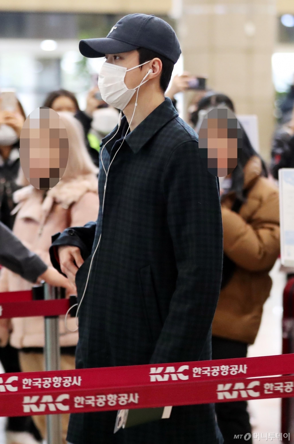 Group EXOEXO Sehun is departing through Gimpo International Airport on the afternoon of the 27th for overseas schedule.