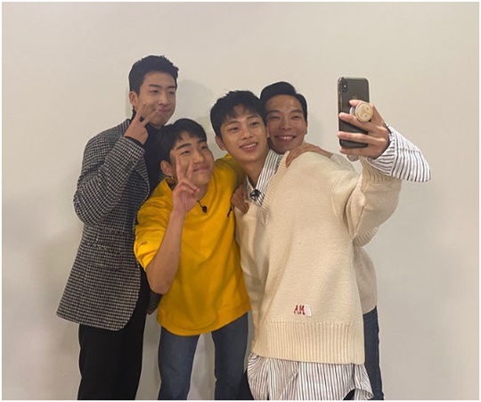 Actor You have these released a picture of a TVN Saturday drama Loves Unstoppable company four-mans plain clothes.You have these posted a picture on January 26 with emoticons on a personal Instagram account.You have these in the picture are wearing a striped shirt and an ivory knit vest.You have these next to TVN drama Loves Incident actor Yoo Soo-bin, Tang Jun-sang and Kang Kyung-won are taking pictures with a bright smile.In the photo released by You Have these, the company four-man showed off his warm appearance in plain clothes fashion, not the Military uniform he was wearing in the drama.You have these played the role of Park Kwang-bum, a company member led by Lee Jung-hyuk (Hyun Bin) in the TVN drama The Unbreakable of Love.You have these are working as a helper to help Yun Se-ri (Son Ye-jin), who came to the north in a whirlwind, like Kim Joo-muk (Yoo Soo-bin), Geum Eun-dong (Tang Jun-sang), and Kang Kyung-won.Choi Yu-jin