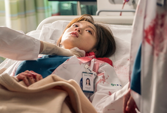 The first aid scene of romantic doctor Kim Sabu 2 Lee Sung-kyung and Ahn Hyo-seop was captured.SBS Moonhwa Drama Romantic Doctor Kim Sabu 2 (playplayplay by Kang Eun-kyung/director Yoo In-sik Lee Gil-bok/Produced by Samhwa Networks) is a real Doctor story that takes place in the background of a poor stone wall hospital in the province.Lee Sung-kyung and Ahn Hyo-seop are playing Hot Summer Days in the role of Romantic Doctor Kim Sabu 2 as a fellow of the hard-working genius thoracic surgeon, Cha Eun-jae, and a cynical and expressionless livelihood writing surgical fellow Seo Jin.In the last six episodes, Cha Eun-jae (Lee Sung-kyung) was shocked by the appearance of Seo Woo Jin (Ahn Hyo-seop) who ran to Cha Eun-jae while he was injured in an injustice and fell down with a wound on his neck.Cha Eun-jae protested to her husband after witnessing a foreign mother who came to the emergency room with her child being assaulted by her husband, but she was threatened by her husband, and she was hurt while she was stopping her foreign mother from swinging a cutter knife at her husband.At the same time that the red blood flowed down the neck of the tea, the tension was blown up by the unconsciousness.Above all, Ahn Hyo-seop, who moves the wounded Lee Sung-kyung to the emergency room, is caught and focused on his attention.Seo Woo Jin takes the bleeding tea in the drama to the emergency room hybrid room by laying on the bed.Seo Woo Jin desperately performs first aid to Cha Eun-jae, who is still in shock with his blank eyes.Amid the surprise medical staff at Doldam Hospitals emergency room rushing to surround Cha Eun-jae, questions are rising about what will happen to Cha Eun-jae, who is in a desperate Danger, and whether Seo Woo Jin will be able to save Cha Eun-jae in an emergency.The hot summer days of Ahn Hyo-seop, who is trying to save Lee Sung-kyung and Lee Sung-kyung, who are in danger of life, are the bright screens, said Samhwa Networks, a production company. I hope that the two people who face the unexpected Danger will overcome this on the 27th (today) broadcast. He said.9:40 p.m. (Photo Provision = Samhwa Networks)pear hyo-ju