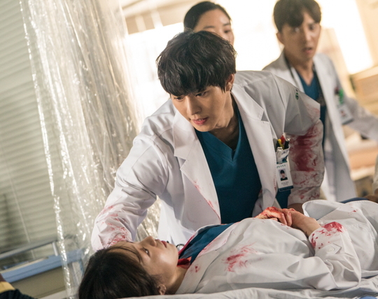 The first aid scene of romantic doctor Kim Sabu 2 Lee Sung-kyung and Ahn Hyo-seop was captured.SBS Moonhwa Drama Romantic Doctor Kim Sabu 2 (playplayplay by Kang Eun-kyung/director Yoo In-sik Lee Gil-bok/Produced by Samhwa Networks) is a real Doctor story that takes place in the background of a poor stone wall hospital in the province.Lee Sung-kyung and Ahn Hyo-seop are playing Hot Summer Days in the role of Romantic Doctor Kim Sabu 2 as a fellow of the hard-working genius thoracic surgeon, Cha Eun-jae, and a cynical and expressionless livelihood writing surgical fellow Seo Jin.In the last six episodes, Cha Eun-jae (Lee Sung-kyung) was shocked by the appearance of Seo Woo Jin (Ahn Hyo-seop) who ran to Cha Eun-jae while he was injured in an injustice and fell down with a wound on his neck.Cha Eun-jae protested to her husband after witnessing a foreign mother who came to the emergency room with her child being assaulted by her husband, but she was threatened by her husband, and she was hurt while she was stopping her foreign mother from swinging a cutter knife at her husband.At the same time that the red blood flowed down the neck of the tea, the tension was blown up by the unconsciousness.Above all, Ahn Hyo-seop, who moves the wounded Lee Sung-kyung to the emergency room, is caught and focused on his attention.Seo Woo Jin takes the bleeding tea in the drama to the emergency room hybrid room by laying on the bed.Seo Woo Jin desperately performs first aid to Cha Eun-jae, who is still in shock with his blank eyes.Amid the surprise medical staff at Doldam Hospitals emergency room rushing to surround Cha Eun-jae, questions are rising about what will happen to Cha Eun-jae, who is in a desperate Danger, and whether Seo Woo Jin will be able to save Cha Eun-jae in an emergency.The hot summer days of Ahn Hyo-seop, who is trying to save Lee Sung-kyung and Lee Sung-kyung, who are in danger of life, are the bright screens, said Samhwa Networks, a production company. I hope that the two people who face the unexpected Danger will overcome this on the 27th (today) broadcast. He said.9:40 p.m. (Photo Provision = Samhwa Networks)pear hyo-ju