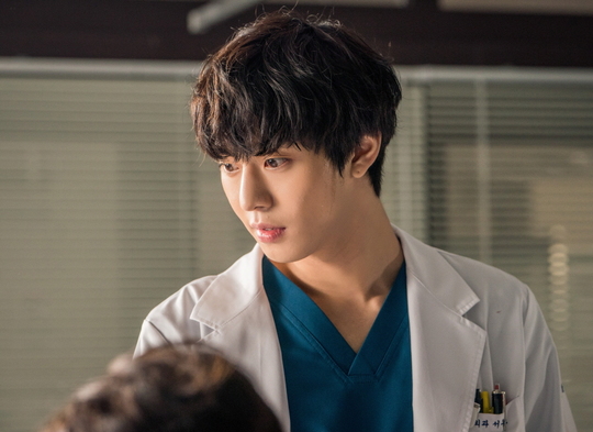The first aid scene of romantic doctor Kim Sabu 2 Lee Sung-kyung and Ahn Hyo-seop was captured.SBS Moonhwa Drama Romantic Doctor Kim Sabu 2 (playplayplay by Kang Eun-kyung/director Yoo In-sik Lee Gil-bok/Produced by Samhwa Networks) is a real Doctor story that takes place in the background of a poor stone wall hospital in the province.Lee Sung-kyung and Ahn Hyo-seop are playing Hot Summer Days in the role of Romantic Doctor Kim Sabu 2 as a fellow of the hard-working genius thoracic surgeon, Cha Eun-jae, and a cynical and expressionless livelihood writing surgical fellow Seo Jin.In the last six episodes, Cha Eun-jae (Lee Sung-kyung) was shocked by the appearance of Seo Woo Jin (Ahn Hyo-seop) who ran to Cha Eun-jae while he was injured in an injustice and fell down with a wound on his neck.Cha Eun-jae protested to her husband after witnessing a foreign mother who came to the emergency room with her child being assaulted by her husband, but she was threatened by her husband, and she was hurt while she was stopping her foreign mother from swinging a cutter knife at her husband.At the same time that the red blood flowed down the neck of the tea, the tension was blown up by the unconsciousness.Above all, Ahn Hyo-seop, who moves the wounded Lee Sung-kyung to the emergency room, is caught and focused on his attention.Seo Woo Jin takes the bleeding tea in the drama to the emergency room hybrid room by laying on the bed.Seo Woo Jin desperately performs first aid to Cha Eun-jae, who is still in shock with his blank eyes.Amid the surprise medical staff at Doldam Hospitals emergency room rushing to surround Cha Eun-jae, questions are rising about what will happen to Cha Eun-jae, who is in a desperate Danger, and whether Seo Woo Jin will be able to save Cha Eun-jae in an emergency.The hot summer days of Ahn Hyo-seop, who is trying to save Lee Sung-kyung and Lee Sung-kyung, who are in danger of life, are the bright screens, said Samhwa Networks, a production company. I hope that the two people who face the unexpected Danger will overcome this on the 27th (today) broadcast. He said.9:40 p.m. (Photo Provision = Samhwa Networks)pear hyo-ju