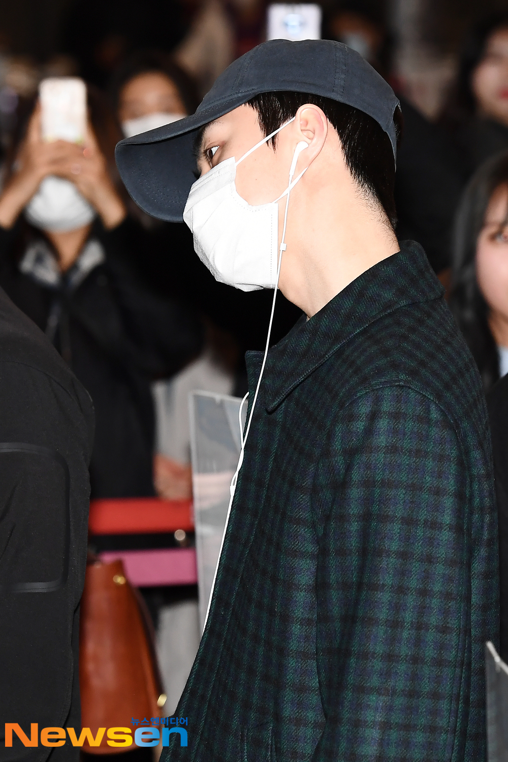 EXO member Sehun (SEHUN) is leaving for Haneda, Tokyo, Japan, on the afternoon of January 27 to attend EXOSC Japan Special Event 2020 schedule through Gimpo International Airport in Banghwa-dong, Gangseo-gu, Seoul.exponential earthquake