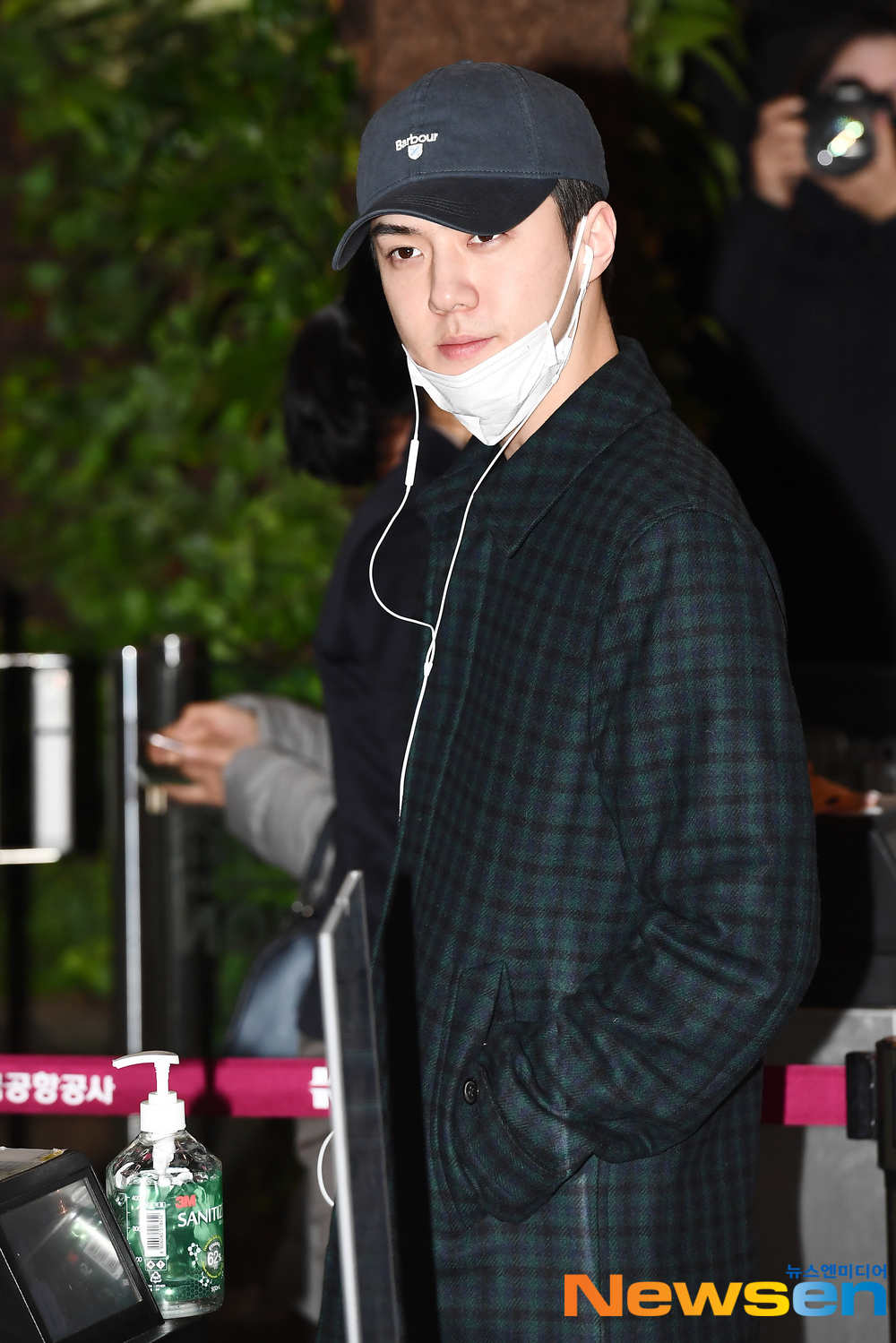 EXO member Sehun (SEHUN) is leaving for Japan Tokyo Haneda on the afternoon of January 27 to attend EXOSC Japan Special Event 2020 schedule through Gimpo International Airport in Banghwa-dong, Gangseo-gu, Seoul.exponential earthquake