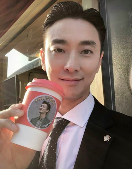 Actor Ju Ji-hoon has certified Coffee or Tea, which was Gifted by Jin Se-yeon.On the 26th, Ju Ji-hoons agency Keyeast Entertainment official Instagram said, Are you having a good New Year holiday?The self-titled Ju Ji-hoon actor who is making a fight with the filming of Hiena has arrived during the holiday season. Jin Se-yeon, who is playing Kang Eun-bo in TV Chosun Gangtaek - Womens War, gave a gift to Coffee or Tea to support Ju Ji-hoon actor and Hiena team!I will release the authentication shot to the kitchen people. Ju Ji-hoon and Jin Se-yeon have been breathing in SBS Drama Five Fingers broadcast in 2012 and MBC item which was introduced last year.Keyeast Entertainment said, Ju Ji-hoon and Jin Se-yeon will continue their warm companionship for a long time. Please spend the rest of the New Year holidays happily while preparing for Yun Hee-jae, who has not been a month until the first broadcast!# JuJiHoon # Gantaek # Heart is pretty Seyeon # Kang Eunbo # Eunbo # Item # New Haedo Jihoon # Ju Ji-hoon # Housewife knitting # Greenhouse Hwacho # Elite # Gold Suzer # Yoon Hee Jae # New Years ratings .In the photo, Ju Ji-hoon is building a bright Smile in front of his colleague Jin Se-yeon in front of Gift Coffee or Tea.In the middle of the shooting of Drama, she caught her eye by showing off her gorgeous suit fit.On the other hand, SBS new drama Hiena starring Ju Ji-hoon and Kim Hye-soo will be broadcasted at 10 pm on February 21 following Stobrig.Ju Ji-hoon is expecting Yoon Hee-jae, an elite lawyer in the play.Keyeast Entertainment SNS